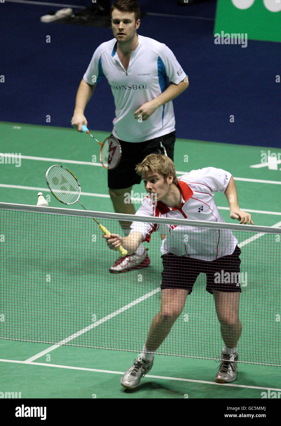 Badminton - Yonex All England Open Championships 2009 - National Indoor Arena. Kasper Faust Henriksen (indietro) e Christian John Skovgaard in azione Foto Stock