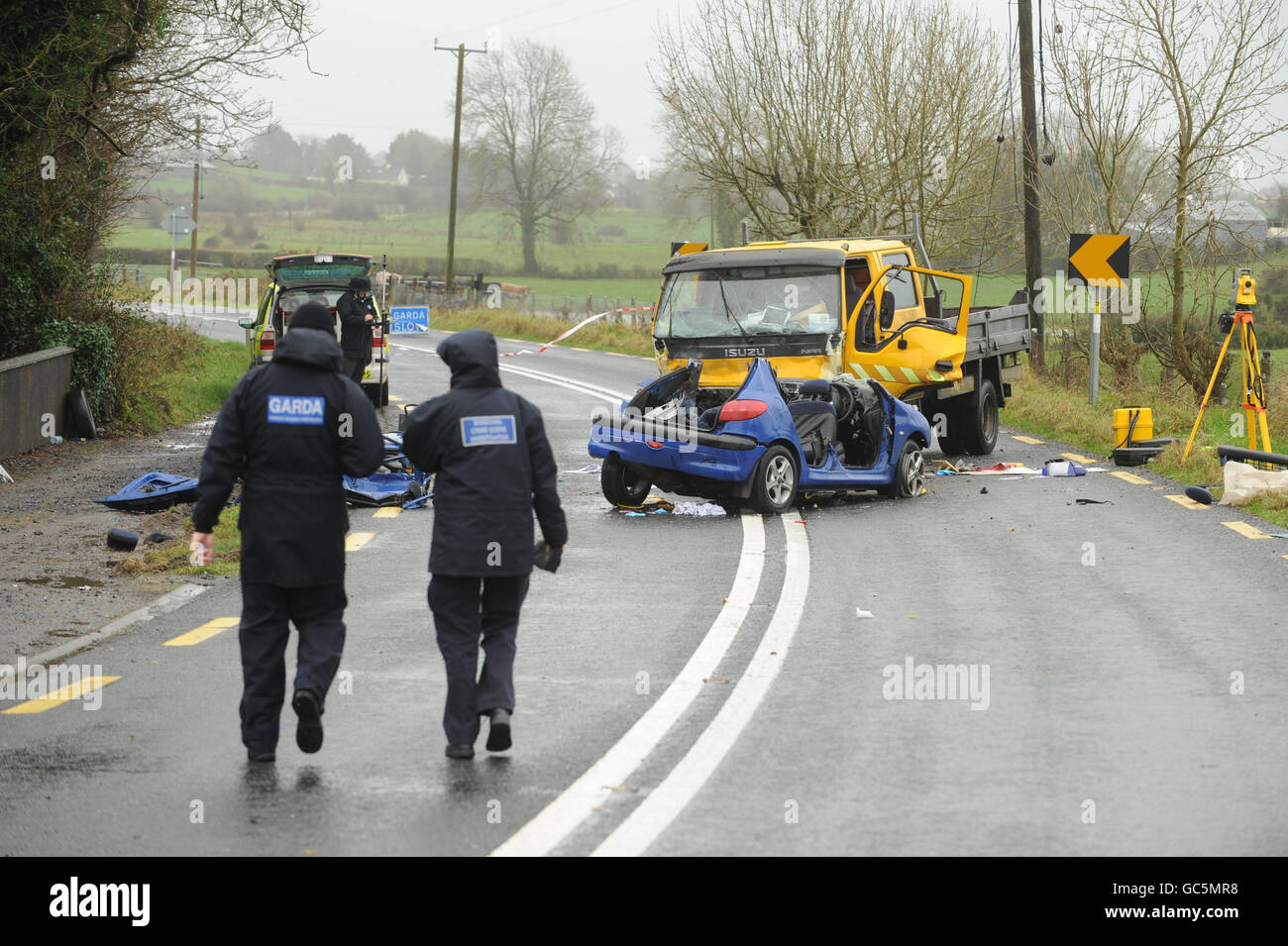 Oggi i poliziotti del Garda stavano esaminando un tratto di strada tra Milltown Co. Galway e Ballindine Co. Mayo dove quattro giovani donne sono state uccise in un terribile incidente. Foto Stock