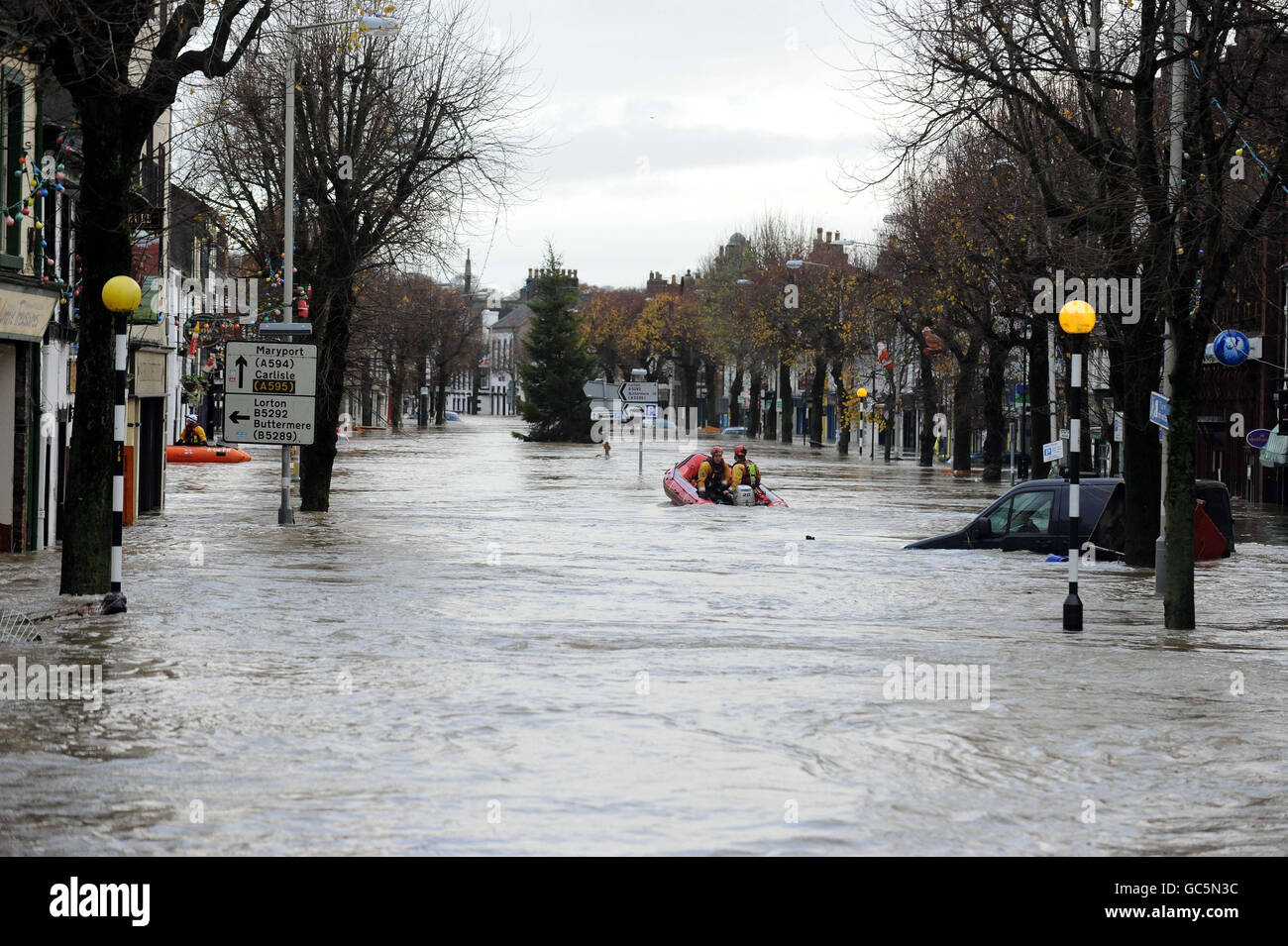 Immagine dell'archivio, datata venerdì 20 novembre 2009. Cockermouth High Street in Cumbria, dopo una pioggia torrenziale ha fatto scoppiare i fiumi. Foto Stock