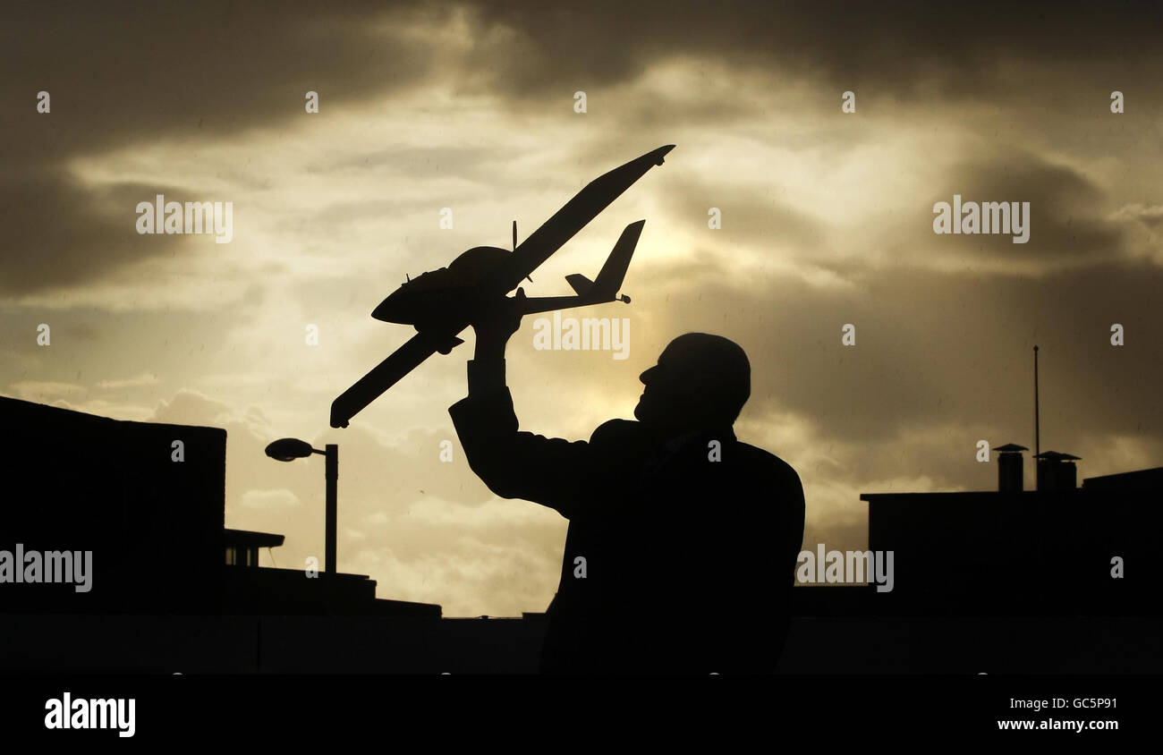 Richard Smith, Business Executive di BAE Systems, possiede un modello di un veicolo aereo senza equipaggio Mantis per dimostrare la tecnologia sviluppata in Scozia, durante il lancio della prima strategia di sempre orientata al settore delle tecnologie per l'abilitazione del gruppo di consulenza tecnologica scozzese, durante una telefonata a Glasgow. Foto Stock