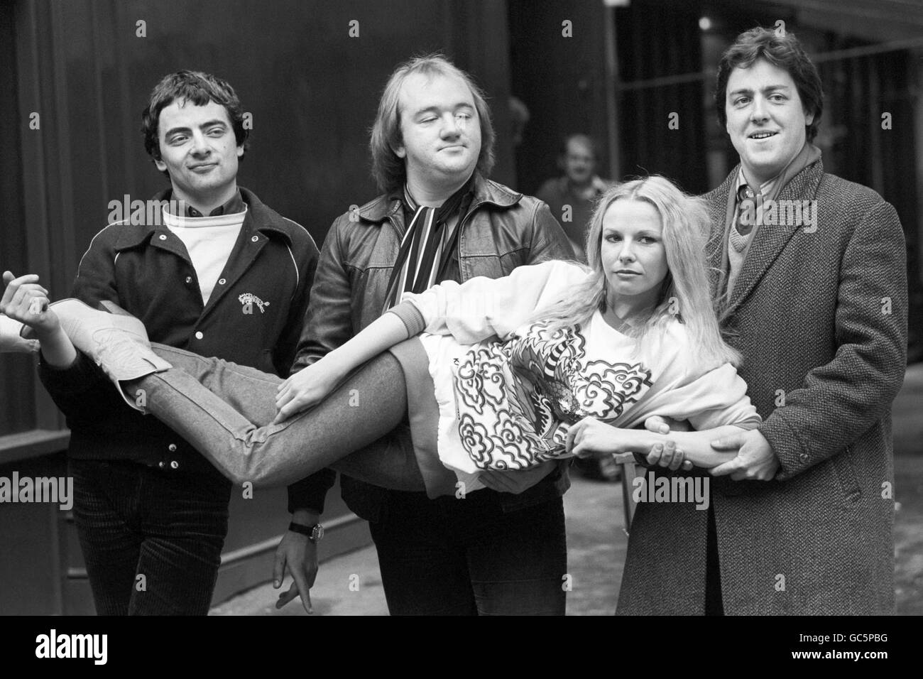Il team 'Not the Nine o'Clock News', da sinistra a destra, Rowan Atkinson, Mel Smith, e Griff Rhys Jones portando Pamela Stephenson, a Covent Garden, quando hanno lanciato un LP dei loro migliori bozzetti. Foto Stock