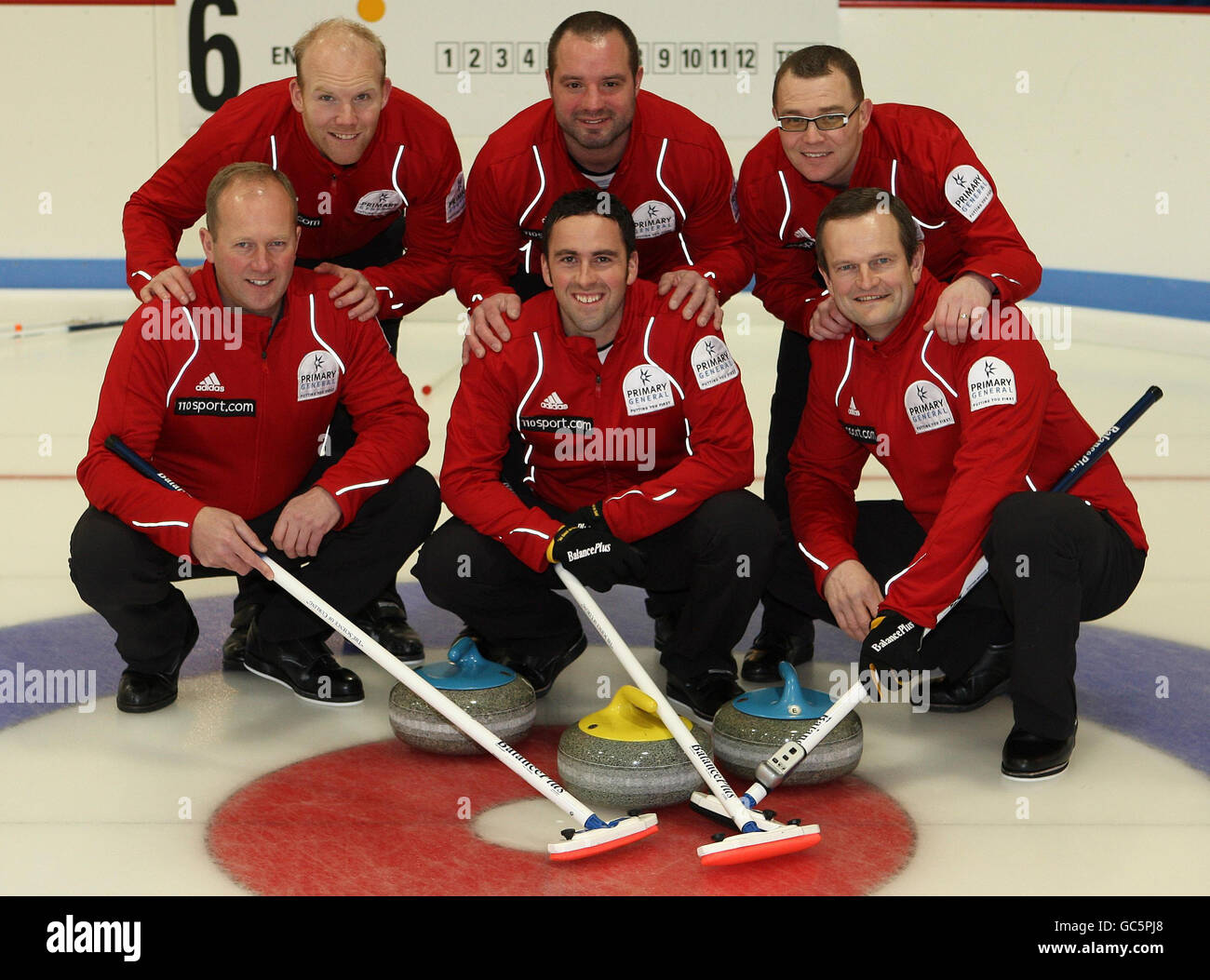 Uomini Skip David Murdoch (centro) con i compagni di squadra Euan Byers (centro dietro), Peter Smith (anteriore destra), Ewan MacDonald (posteriore sinistra) e Graeme Connal (posteriore destra) con il pullman David Hay (anteriore sinistra) dalla squadra di allenamento olimpico britannico Curling durante una giornata mediatica al Peak Ice Center, Stirling Sports Village, Aberdeen. Foto Stock