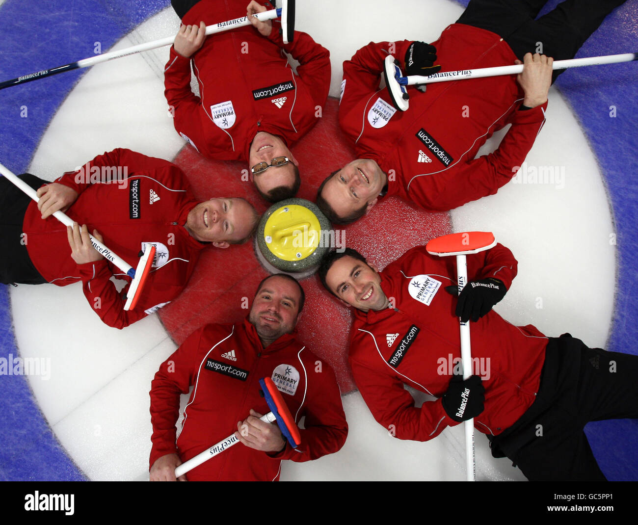 Uomini Skip David Murdoch (al centro) con i compagni di squadra Euan Byers (davanti a sinistra), Peter Smith (davanti a destra), Ewan MacDonald (dietro a sinistra) e Graeme Connal (dietro a destra) della squadra di allenamento dei British Curling Winter Olympic durante una giornata di media al Peak Ice Center, Stirling Sports Village, Aberdeen. Foto Stock