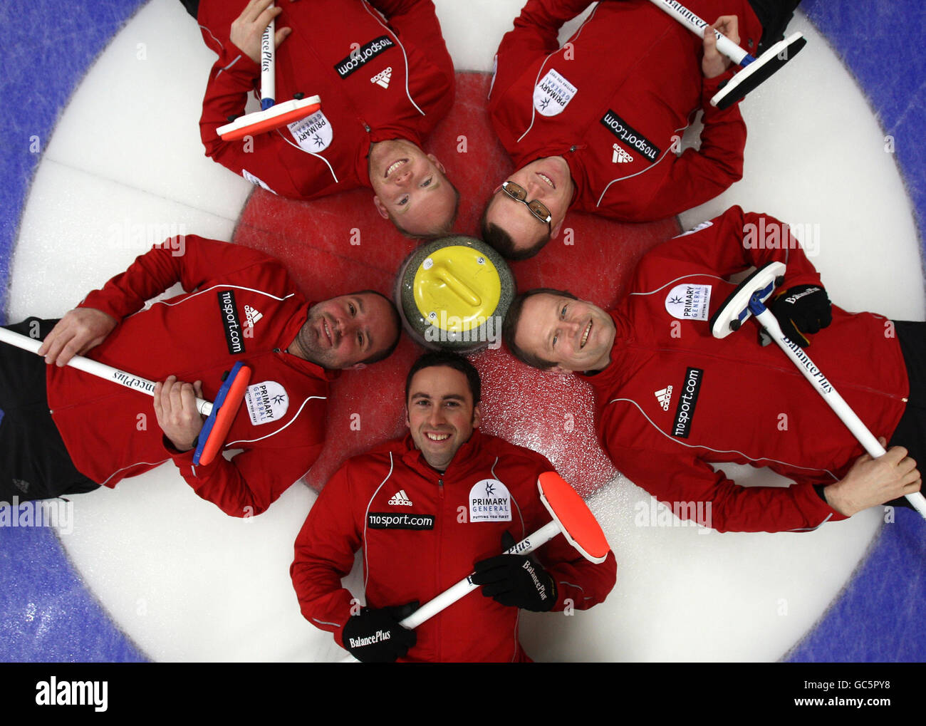 Uomini Skip David Murdoch (al centro) con i compagni di squadra Euan Byers (davanti a sinistra), Peter Smith (davanti a destra), Ewan MacDonald (dietro a sinistra) e Graeme Connal (dietro a destra) della squadra di allenamento dei British Curling Winter Olympic durante una giornata di media al Peak Ice Center, Stirling Sports Village, Aberdeen. Foto Stock