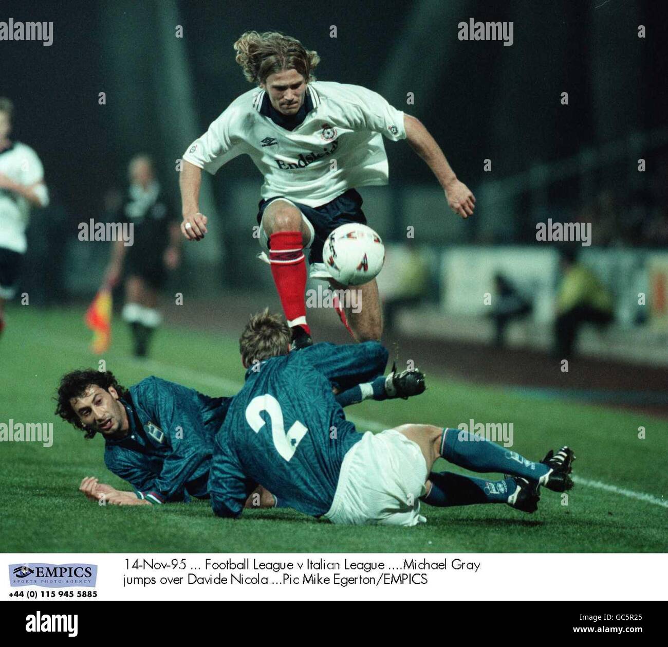 14-Nov-95 ... Campionato di calcio / Lega Italiana ...Michael Grey salta su Davide Nicola Foto Stock