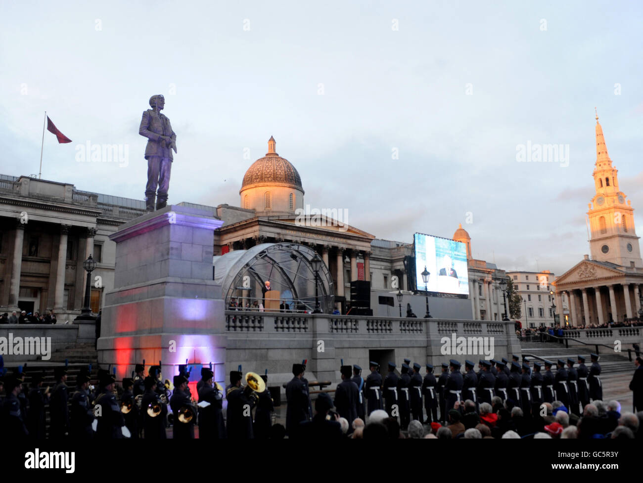 La statua commemorativa dell'eroe della Battaglia di Gran Bretagna Sir Keith Park viene svelata sulla quarta base in Trafalgar Square, nel centro di Londra. Foto Stock