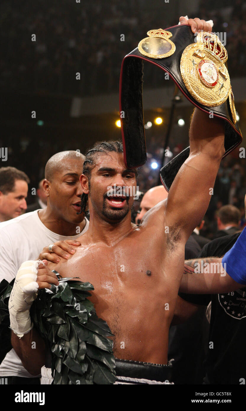 David Haye in Inghilterra festeggia di diventare il nuovo campione di boxe pesi massimi WBA sollevando la cintura dopo che i suoi punti vincono contro Nikolai Valuev nel WBA World Heavyweight Title Bout alla Norimberga Arena, Germania. Foto Stock