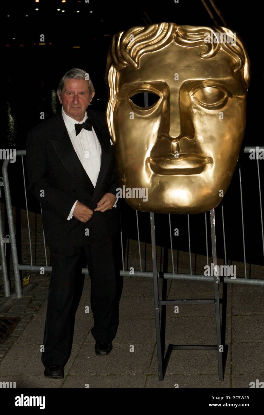 Sir Jeremy Isaacs arriva al BAFTA Scotland Awards 2009 al Glasgow Science Center. Foto Stock