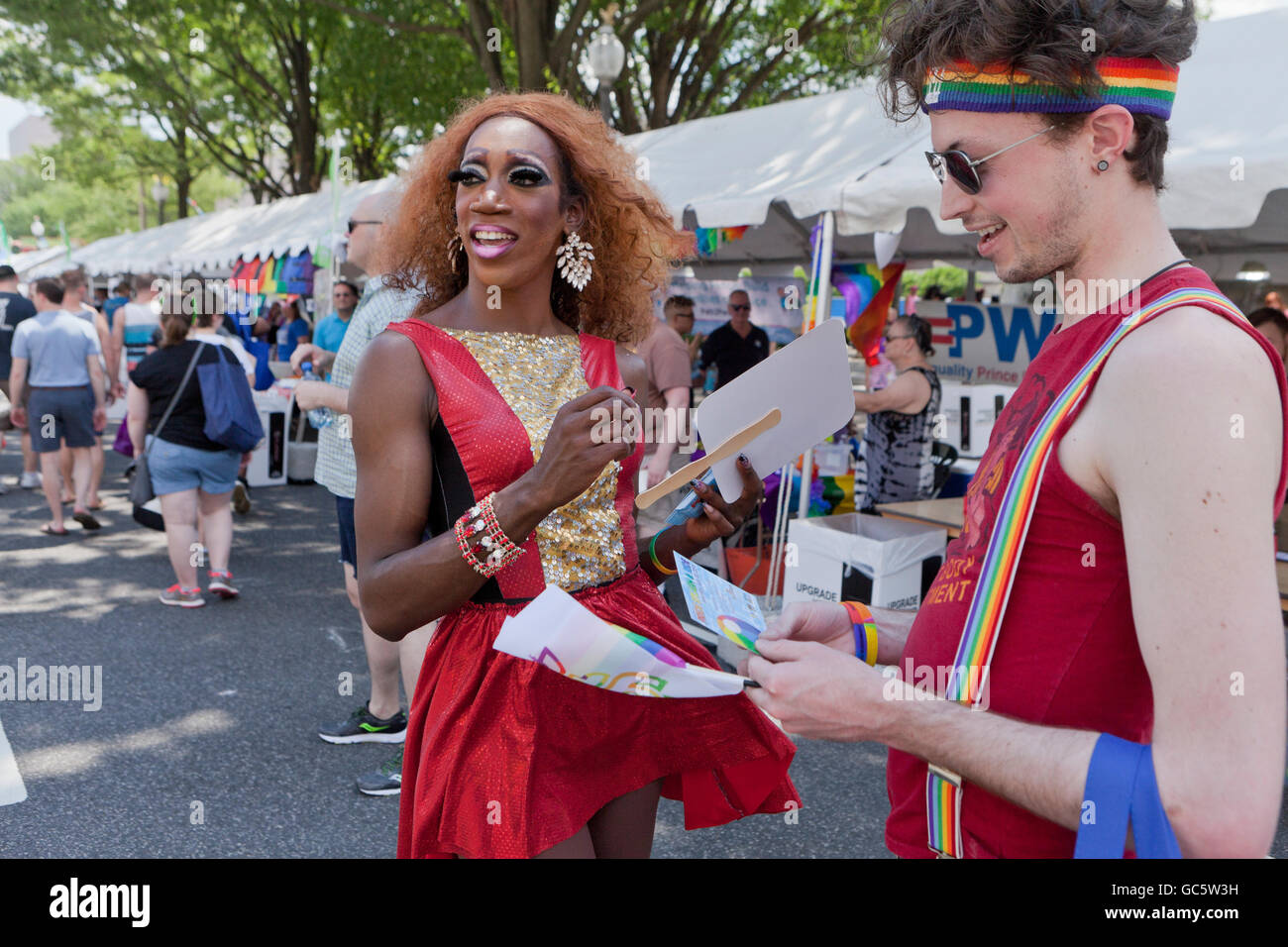 Nero drag queen promozione modello a un evento LGBT - USA Foto Stock