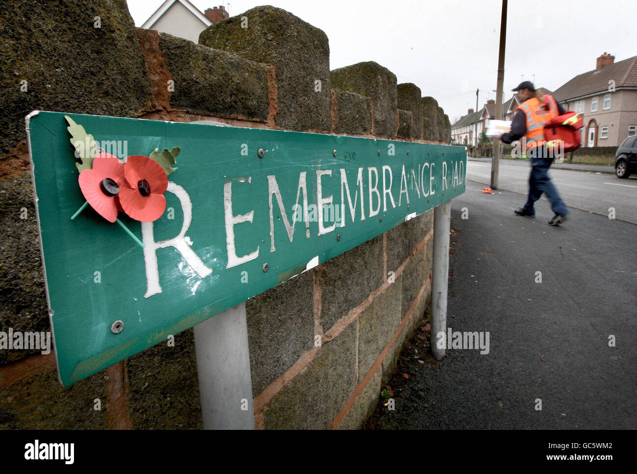 Un segno in Remembrance Road a Wednesbury, West Midlands, è adornato con due papaveri la mattina del giorno dell'Armistice. Foto Stock
