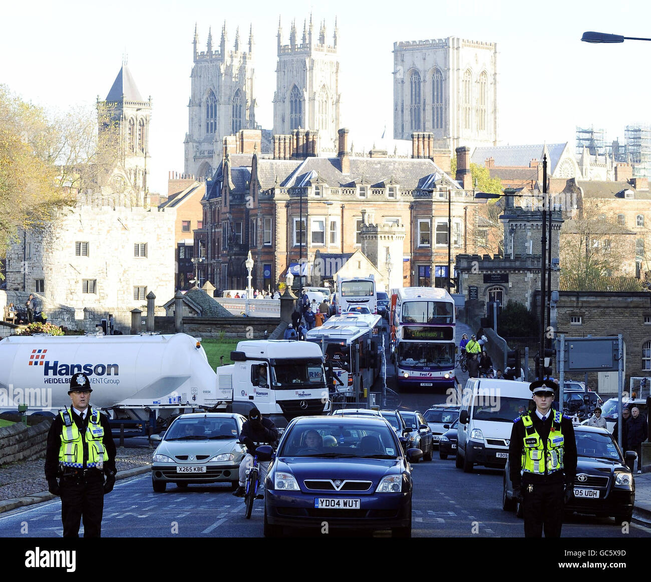 Gli ufficiali di polizia arrestano il traffico nel centro di York City per osservare un silenzio di 2 minuti, come il passaggio della prima generazione della guerra mondiale è segnato. Foto Stock