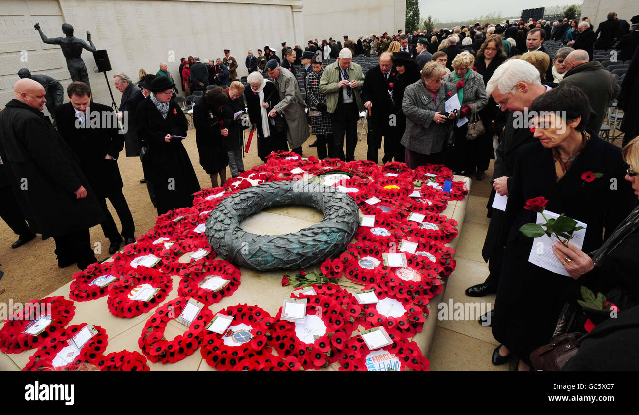 I membri del pubblico leggono i messaggi lasciati per il personale di servizio caduto dopo un servizio di memoria all'interno delle mura del memoriale delle forze armate, al National Memorial Arboretum, Alweras, Staffofdshire. Foto Stock