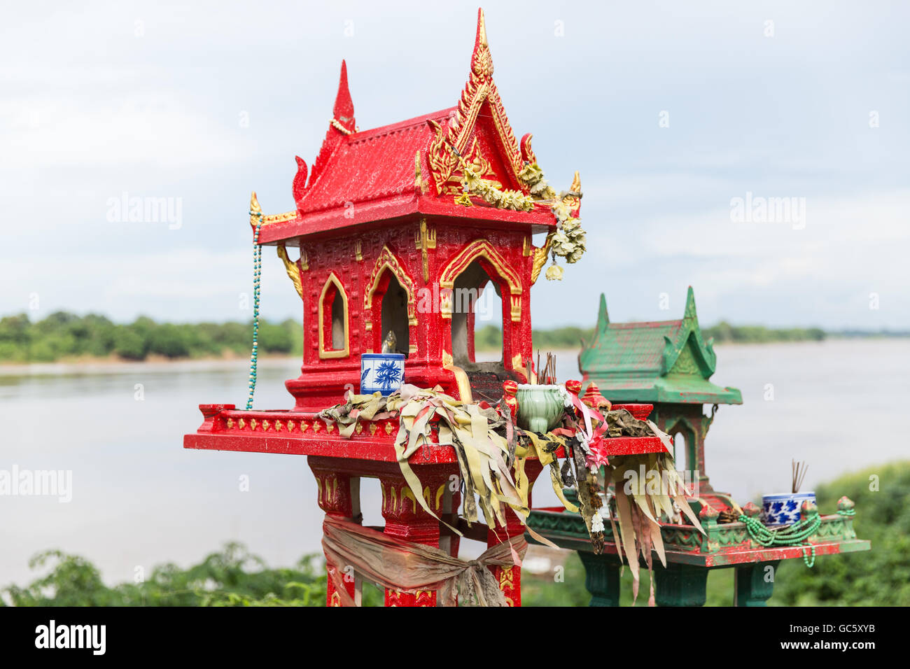 Spirito case sul lato thailandese del fiume Mekong di fronte Laos Foto Stock