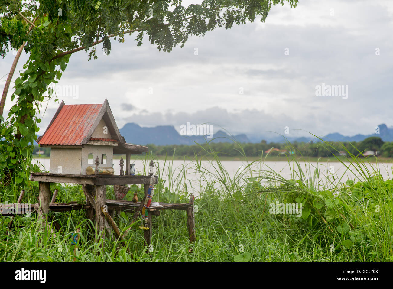 Spirito umile casa sulla Thailandia lato del fiume Mekong di fronte il Laos con le montagne sullo sfondo Foto Stock