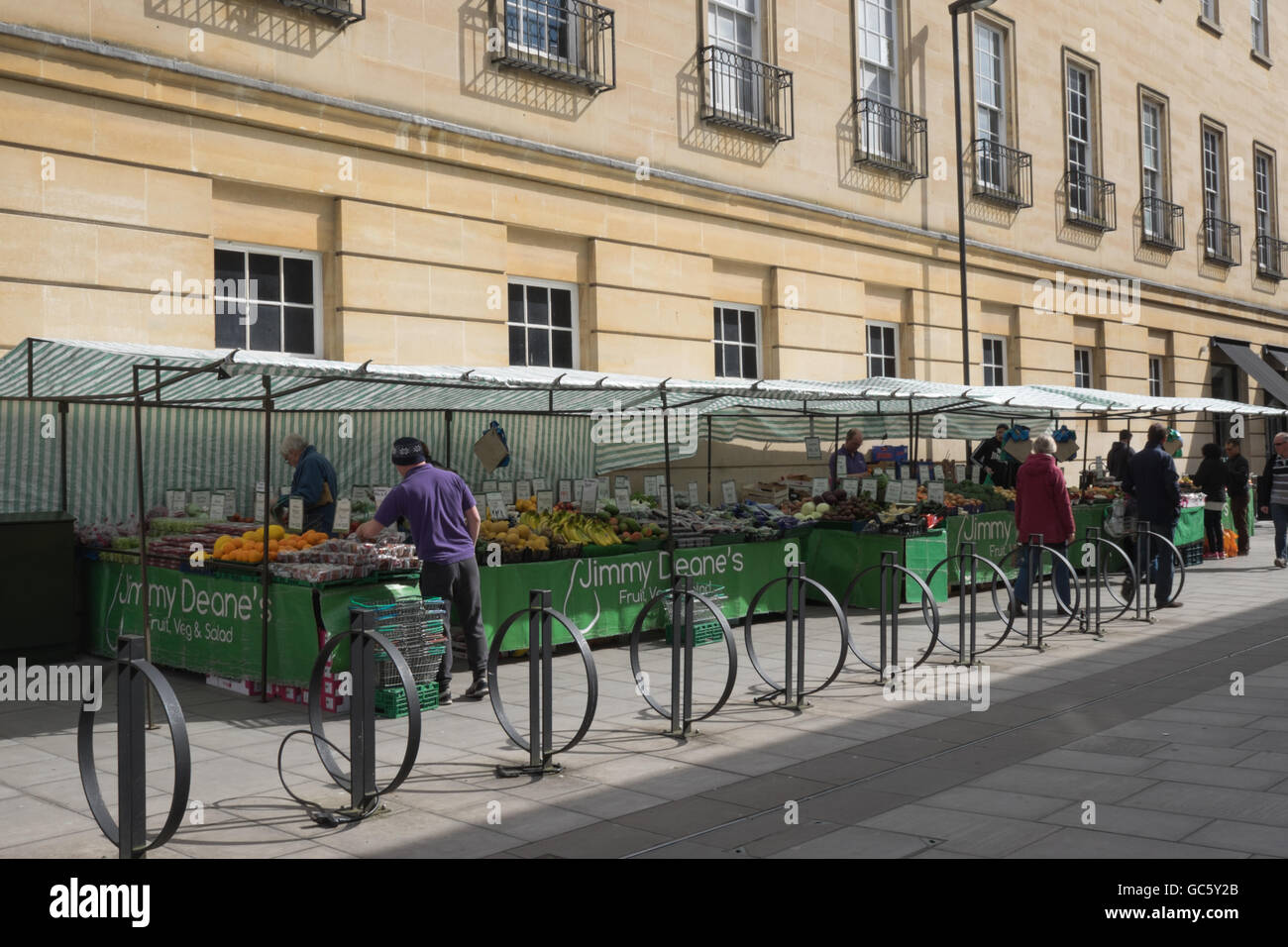 Strada del mercato di Bath in Inghilterra del sud Foto Stock