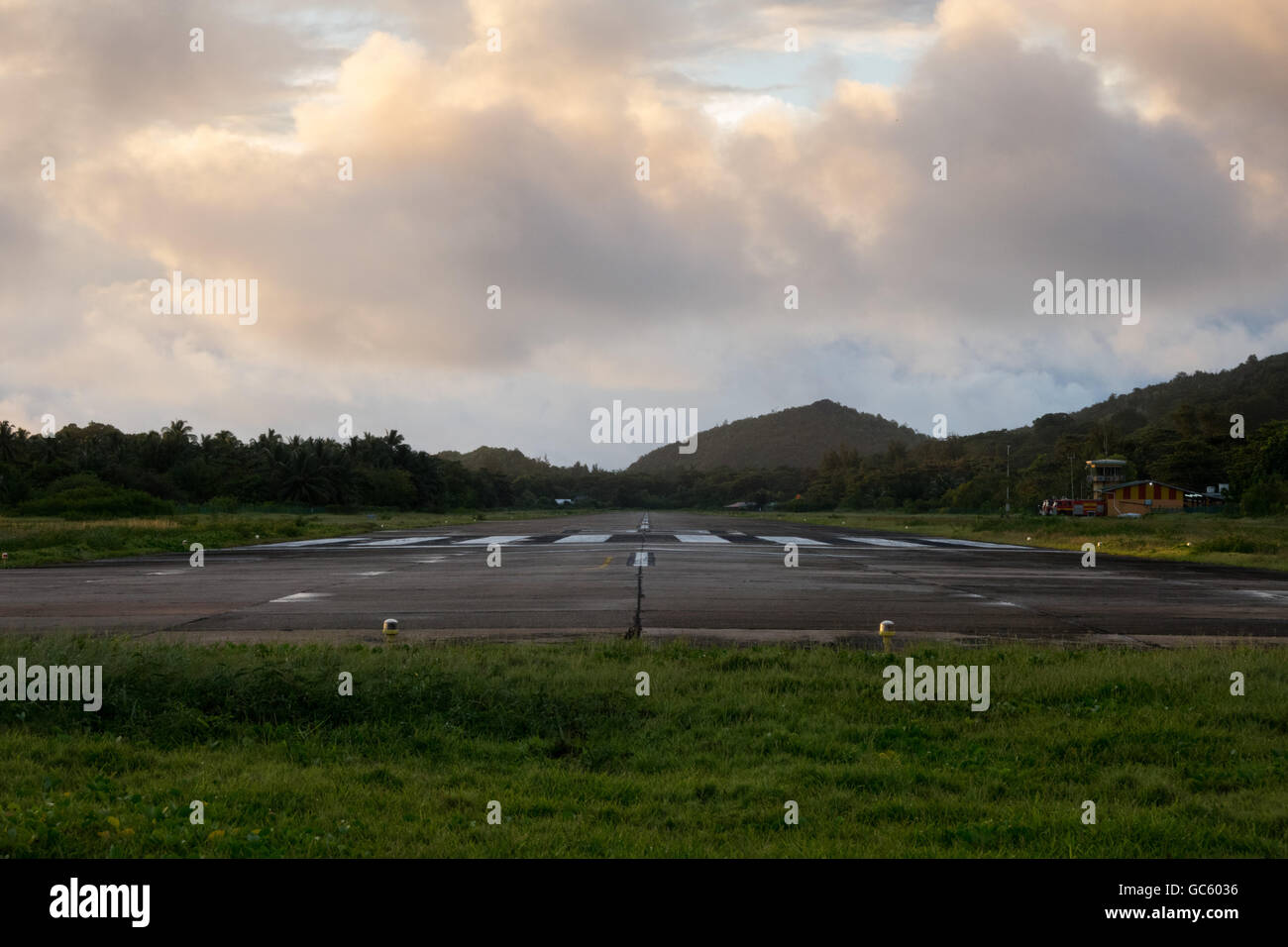 La soglia della pista di atterraggio all'Aeroporto dell'Isola di Praslin, Seicelle Foto Stock