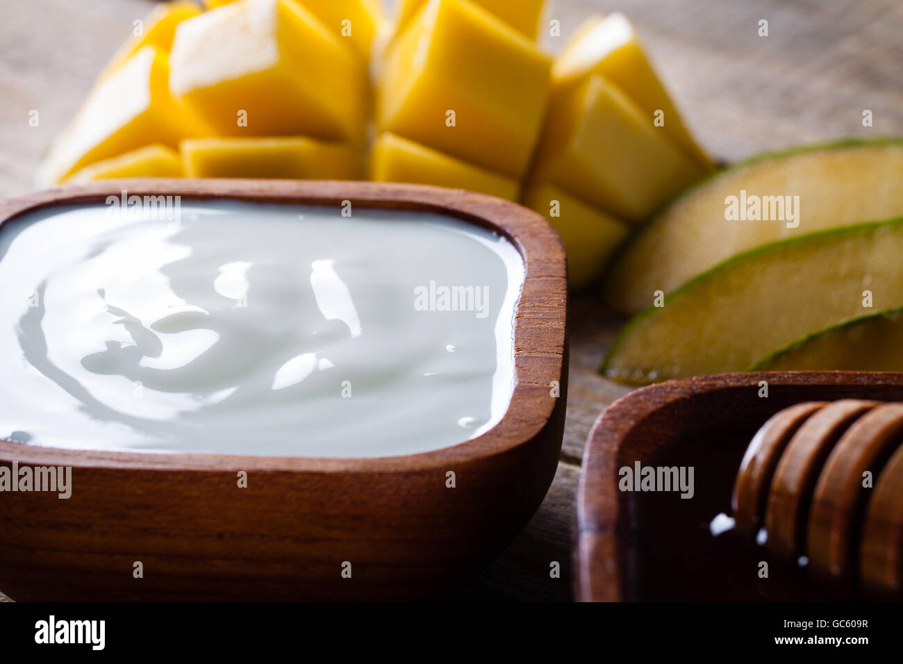 Di yogurt fresco, miele e mango per agitare. Foto Stock