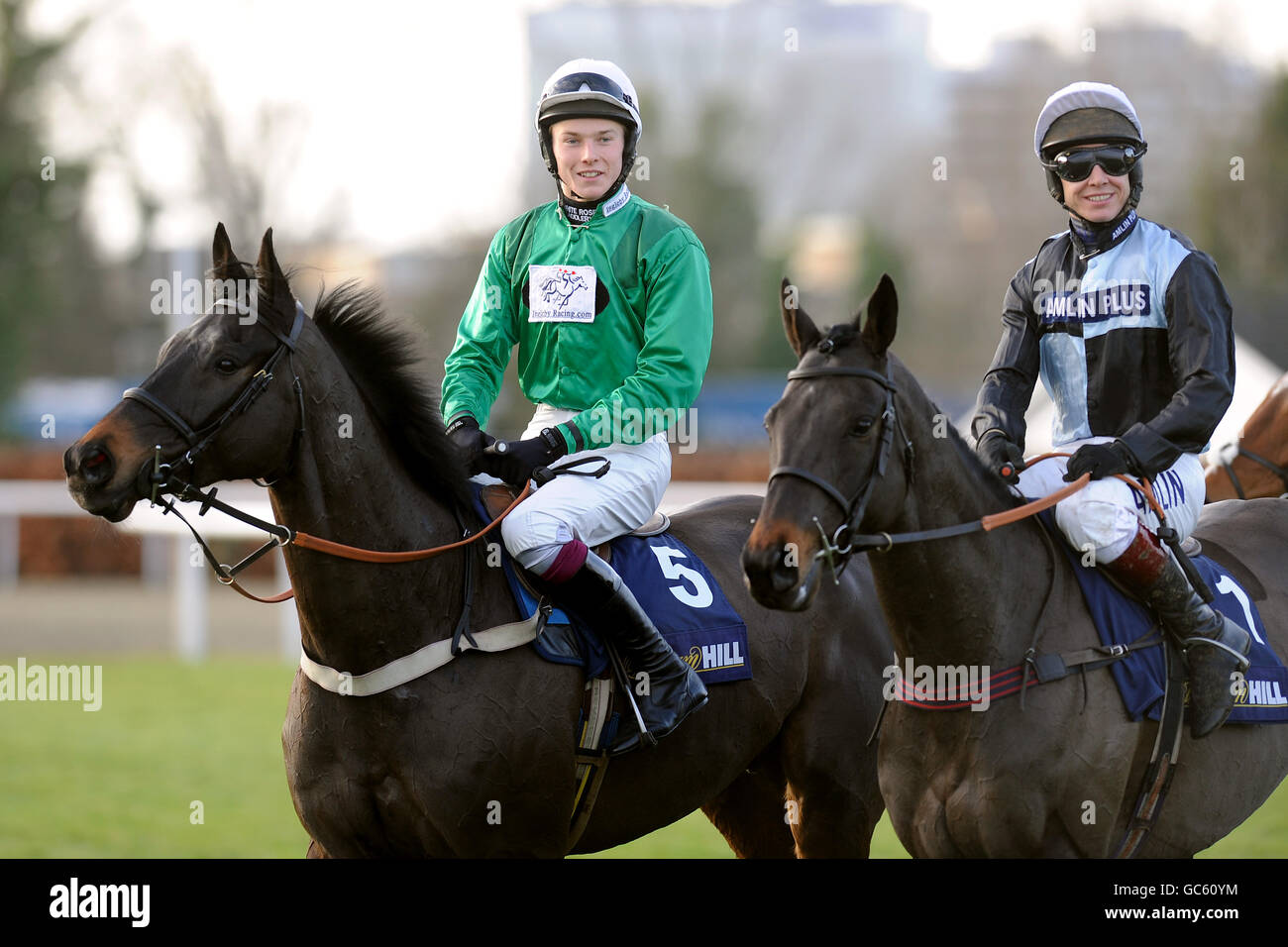 Jockey James Reveley su Tazbar (l) e Richard Johnson su Fairoak Lad prima della Feltham Novices'Chase williamhill.com Foto Stock