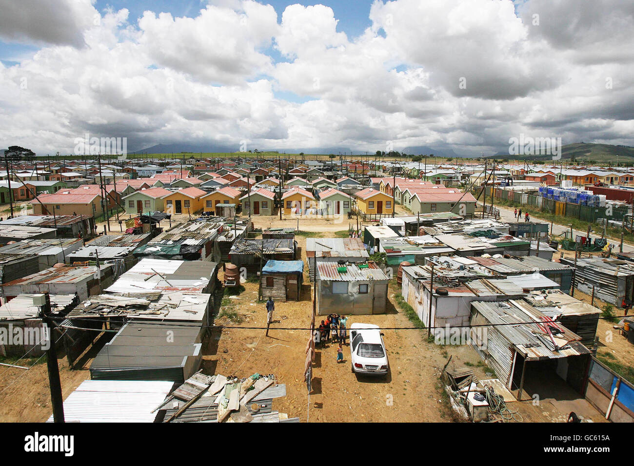 Una vista aerea di alcune delle 200 nuove case costruite questa settimana e le baracche (in primo piano) nella cittadina di Wallacadene Città del Capo, costruito da volontari della Loreto High School Beaufort a Dublino, che stanno partecipando al Nall Mellon Township Trust edificio Blitz nella città sudafricana. Foto Stock