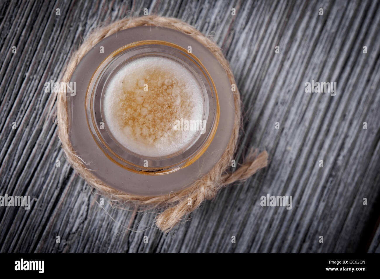 Fai da te fatti a mano di zucchero naturale macchia a labbro con miele e olio di noce di cocco Foto Stock