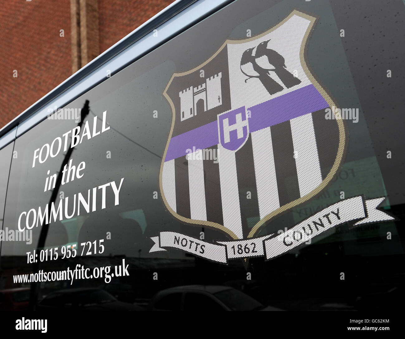 Calcio - Contea di Notts - Meadow Lane. Una vista generale di un badge del club della contea di Notts sul lato di un furgone fuori da Meadow Lane, casa della contea di Notts Foto Stock