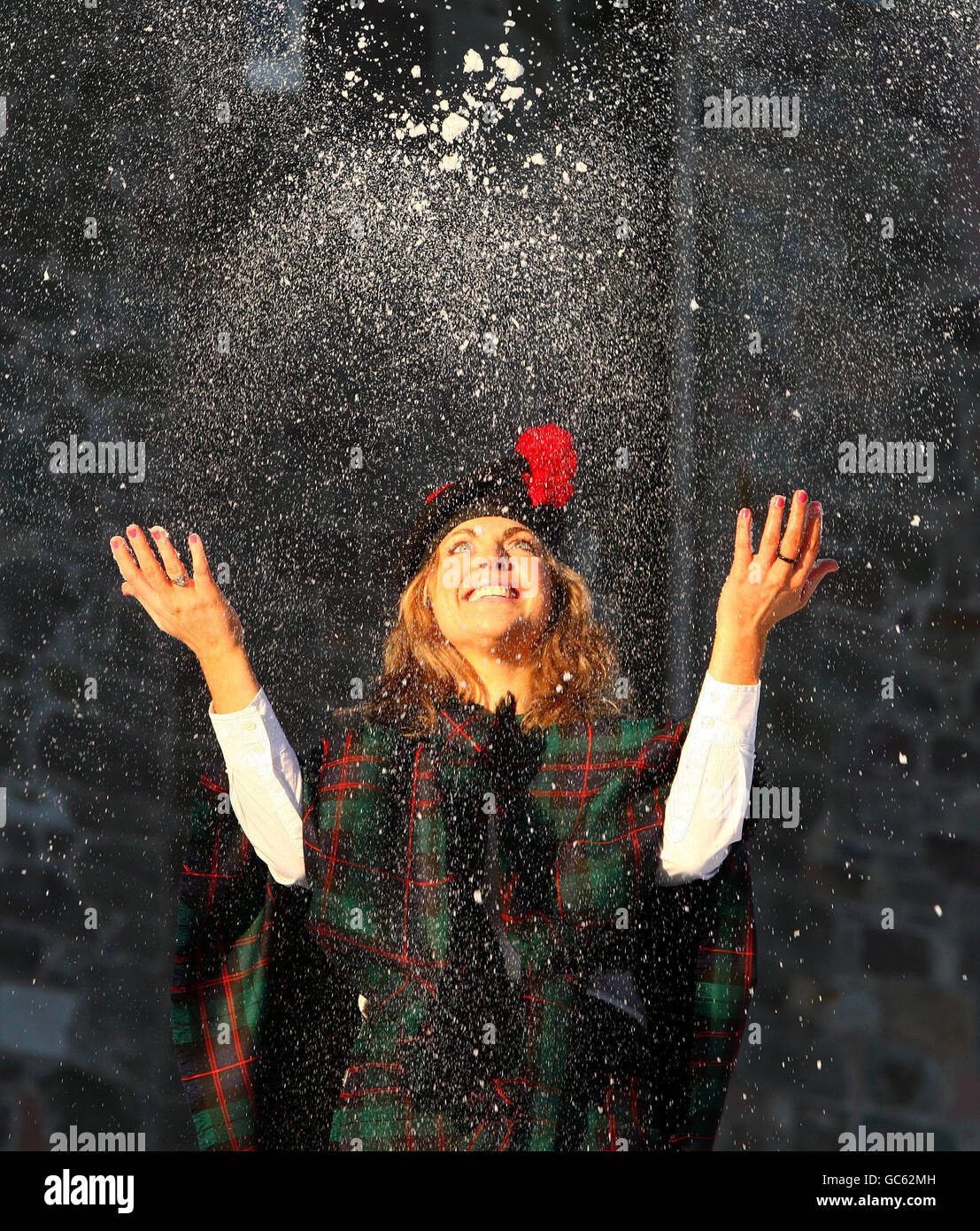 Nicola Meston indossa il nuovo tartan Red Hackle e gioca nella neve al museo del castello Balhousie di Perth, il Black Watch Regiment, in occasione dell'annuale Red Hackle Day di Perth. Foto Stock