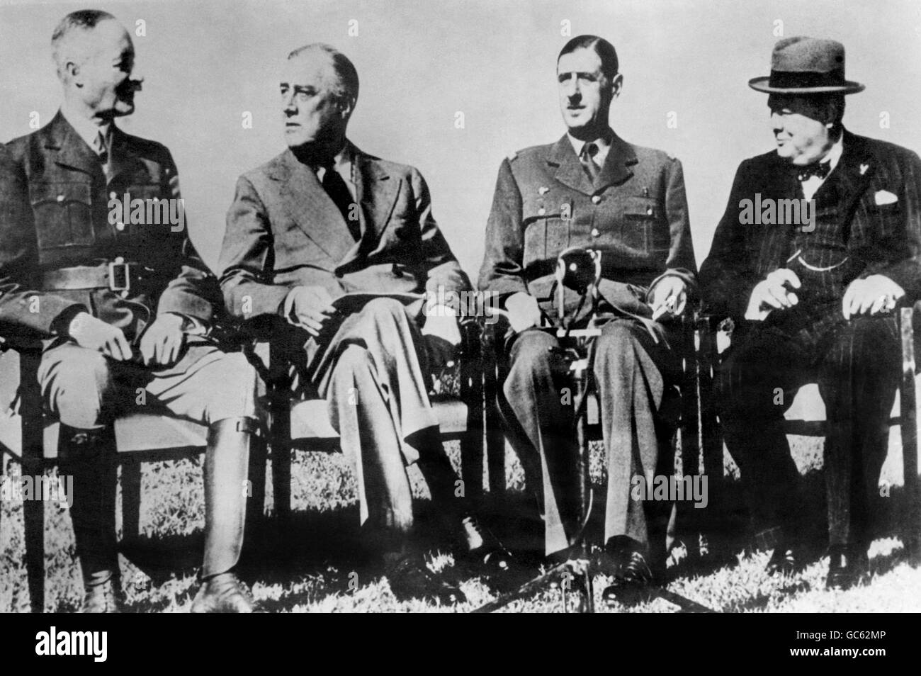 I leader alleati in guerra di tre nazioni si incontrano a Casablanca, in Marocco, per una conferenza sulla condotta della guerra. Da sinistra a destra: Il generale Henri Honoré Giraud, Alto Commissario del Nord Africa francese; il presidente americano Franklin D. Roosevelt; il generale Charles De Gaulle, leader dei francesi liberi; e il primo ministro britannico Winston Churchill. Foto Stock