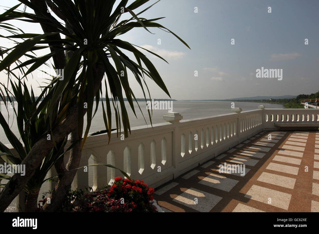 Sul fiume Mekong nella città di Mukdahan nella regione di Isan nel nordest della Thailandia in Thailandia. Foto Stock