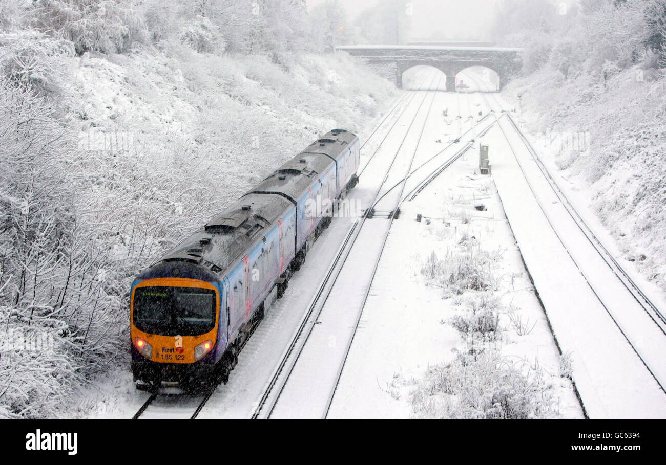 Un treno vicino alla stazione di Hunts Cross a Liverpool durante la neve pesante. Foto Stock