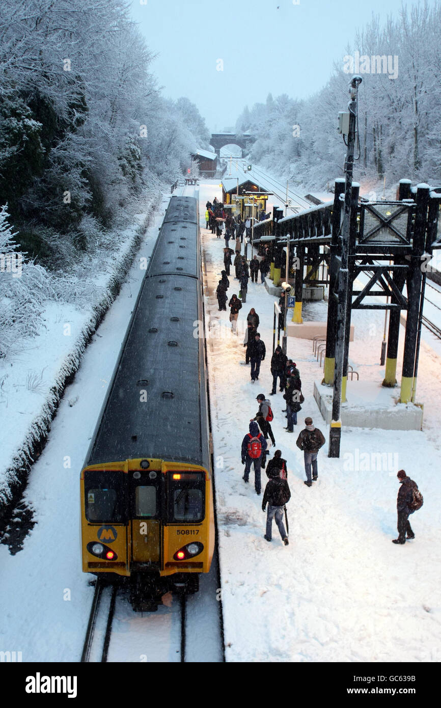 Un treno alla stazione di Hunts Cross a Liverpool dopo la neve pesante. Foto Stock