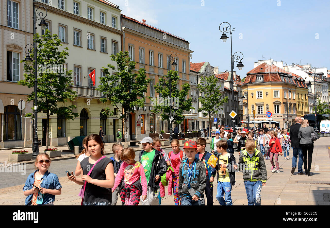 I pedoni a piedi nella strada principale della città vecchia di Varsavia POLONIA Foto Stock