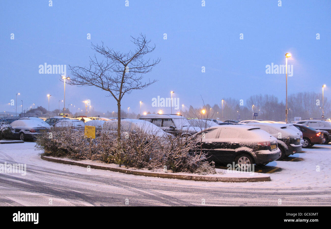 Tempo invernale. Auto coperte di neve nel parcheggio dell'aeroporto di East Midlands. Foto Stock