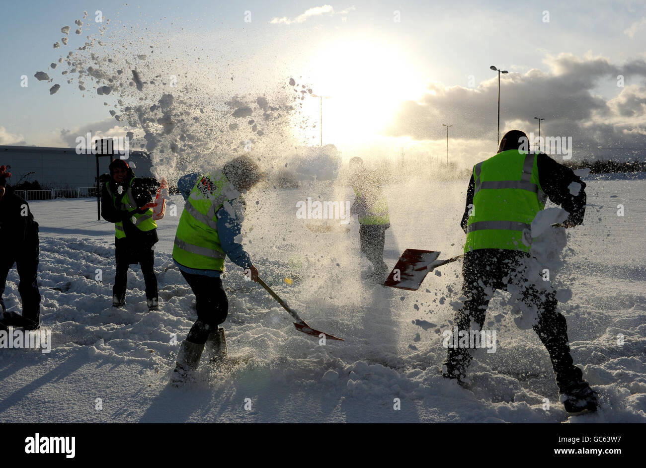 Il personale di un grande magazzino a Shimoor, Newcastle, si prende tempo dal disboscamento dei parcheggi per avere una lotta alla neve. Foto Stock