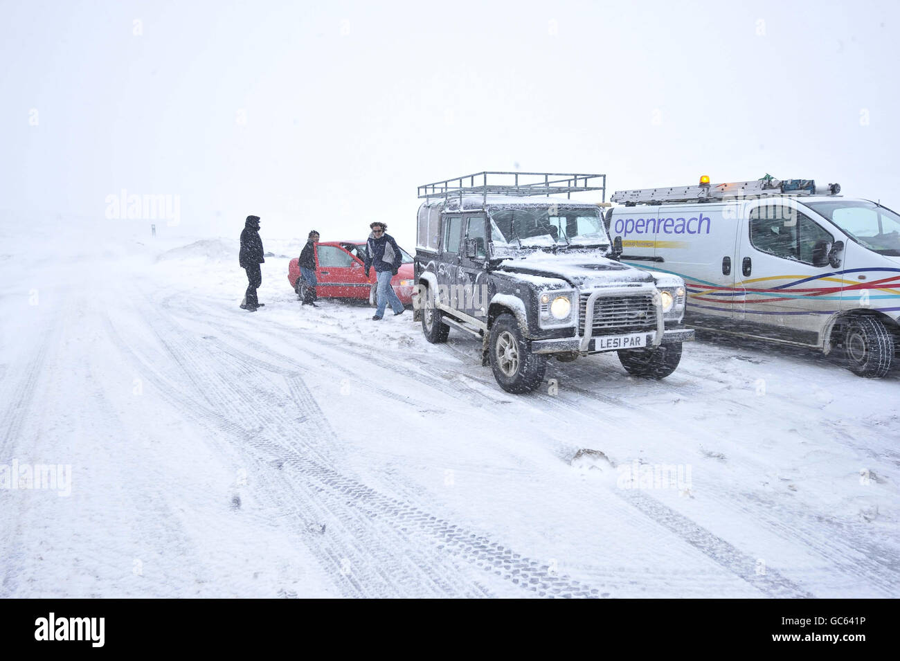 Buon samaritan Les Parr, di 49 anni, da Princetown, affronta le strade infide per andare e trainare gli abitanti di un villaggio in ciminiera casa utilizzando il suo veicolo 4x4 landrover come un fresco e pesante lotto di neve cade rapidamente nel sud-ovest del Regno Unito a Princetown, Dartmoor, Devon. Foto Stock