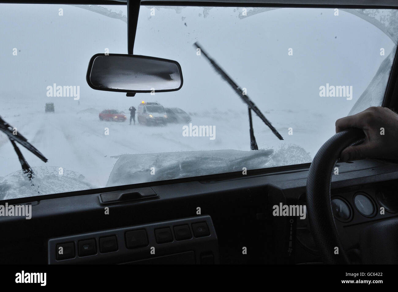 Buon samaritan Les Parr, di 49 anni, da Princetown, affronta le strade infide per andare e trainare gli abitanti di un villaggio in ciminiera casa utilizzando il suo veicolo 4x4 landrover come un fresco e pesante lotto di neve cade rapidamente nel sud-ovest del Regno Unito a Princetown, Dartmoor, Devon. Foto Stock