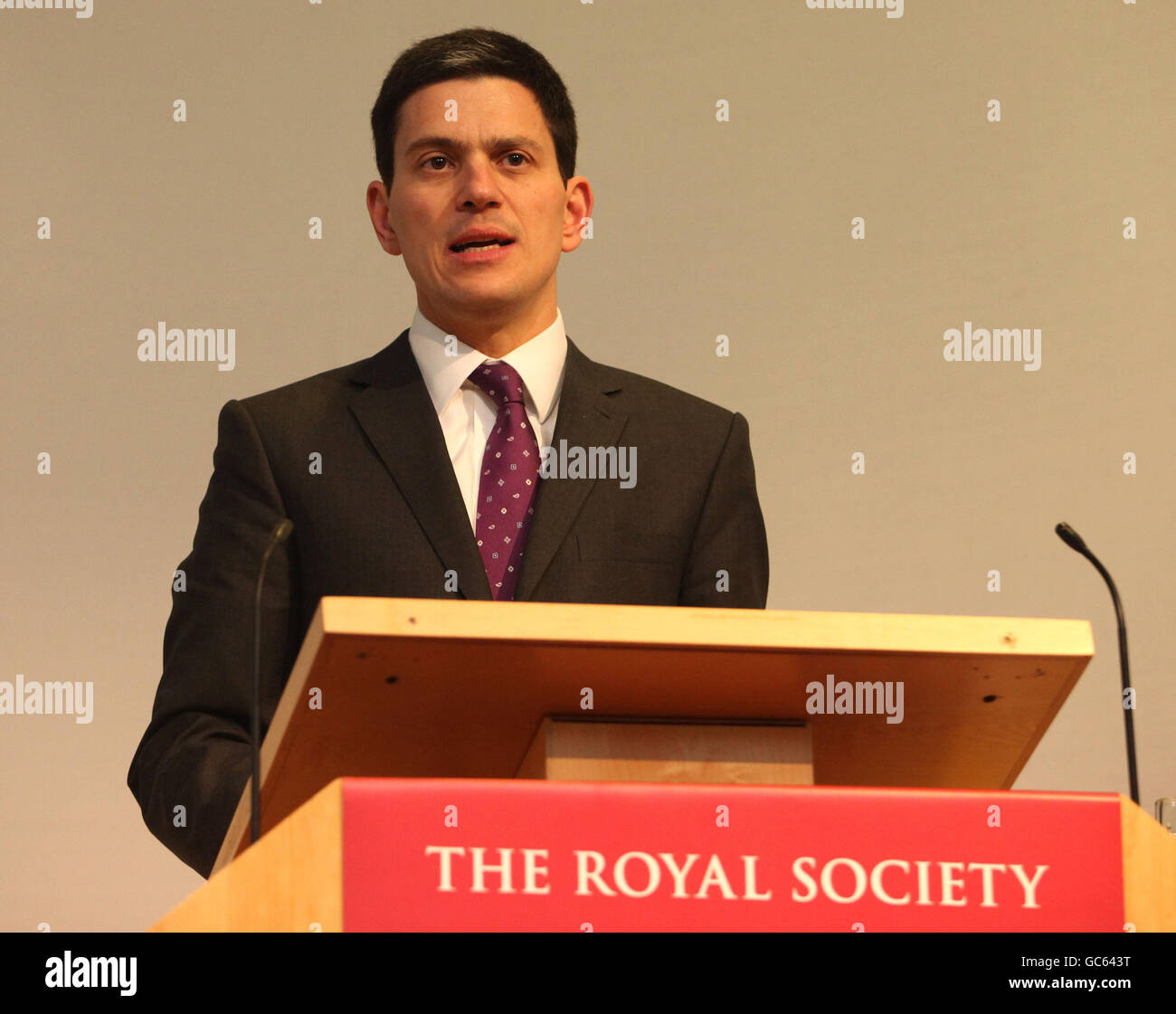 Il Segretario degli Esteri David Miliband parla di scienza e diplomazia alla Royal Society di Londra. Foto Stock