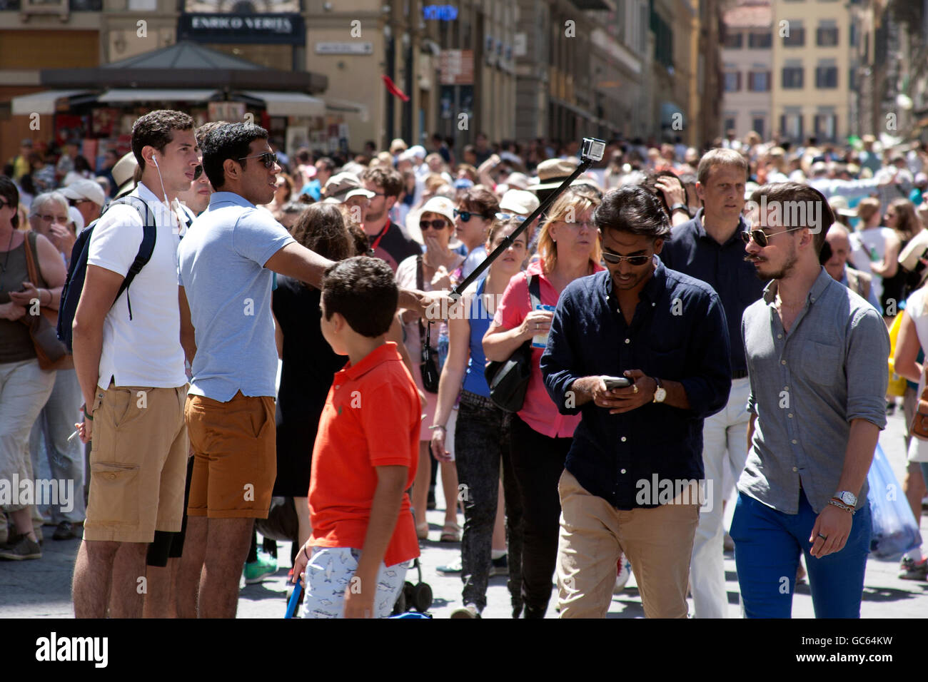 I turisti prendendo un selfie usando un bastone selfie Piazza del Duomo di Firenze (Firenze), Italia Foto Stock