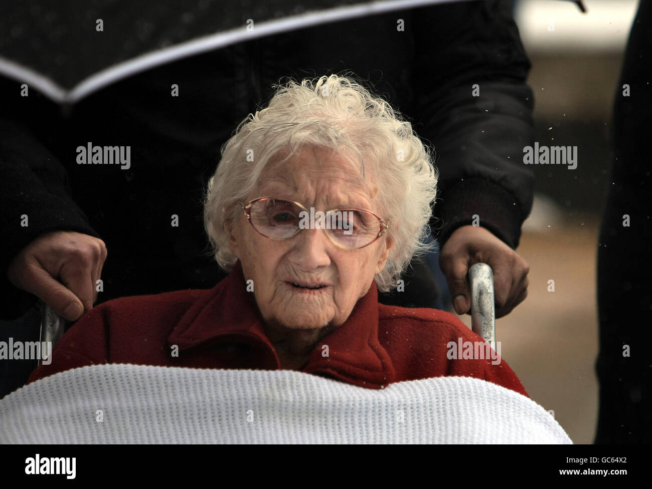 Louisa Watts, di 106 anni, è stata spostata dalla sua casa di cura Underhill House da Wolverhampton City Council oggi. Foto Stock