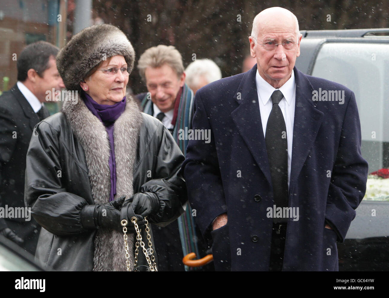 L'ex giocatore del Manchester United Sir Bobby Charlton e sua moglie Lady norma arrivano per il funerale di Busby Babe Albert Scallon, presso la Chiesa di All Souls nella zona di Weaste di Salford. Foto Stock