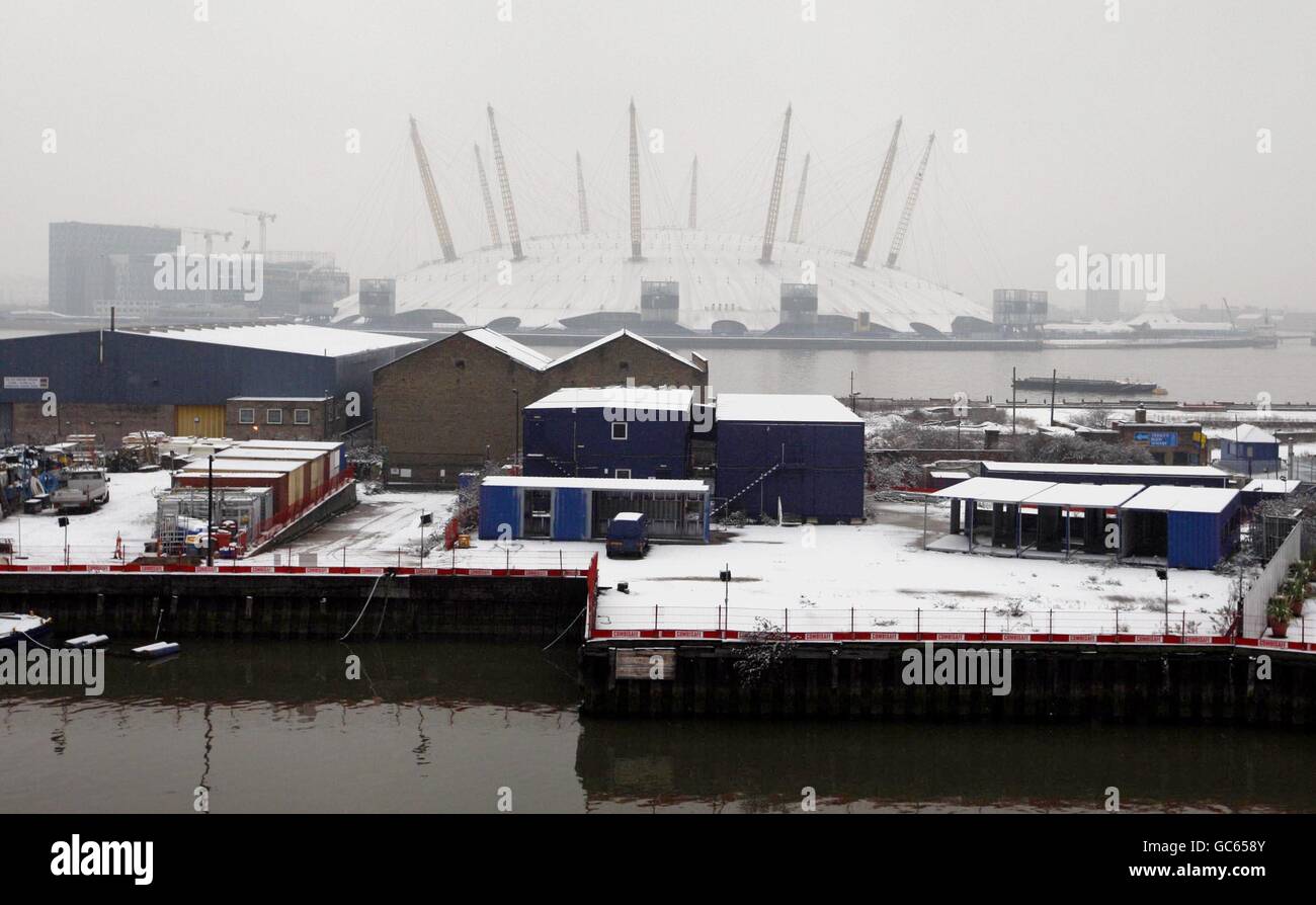 Il Millennium Dome nella neve a Docklands, a est di Londra. PREMERE ASSOCIAZIONE foto. Data immagine: Mercoledì 13 gennaio 2010. Vedere PA storia METEO neve. Il credito fotografico dovrebbe essere: Sean Dempsey/PA Wire Foto Stock