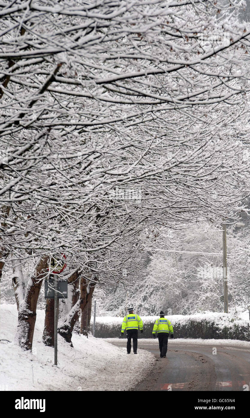 I poliziotti si fanno strada a piedi a Usk, dopo che andane della Gran Bretagna sono state colpite da una fresca ondata di neve. Foto Stock