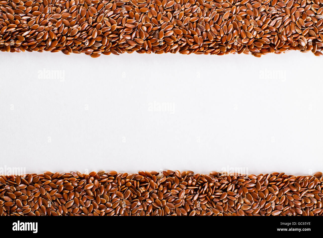 Telaio di sementi di lino tessile su bianco. Foto Stock