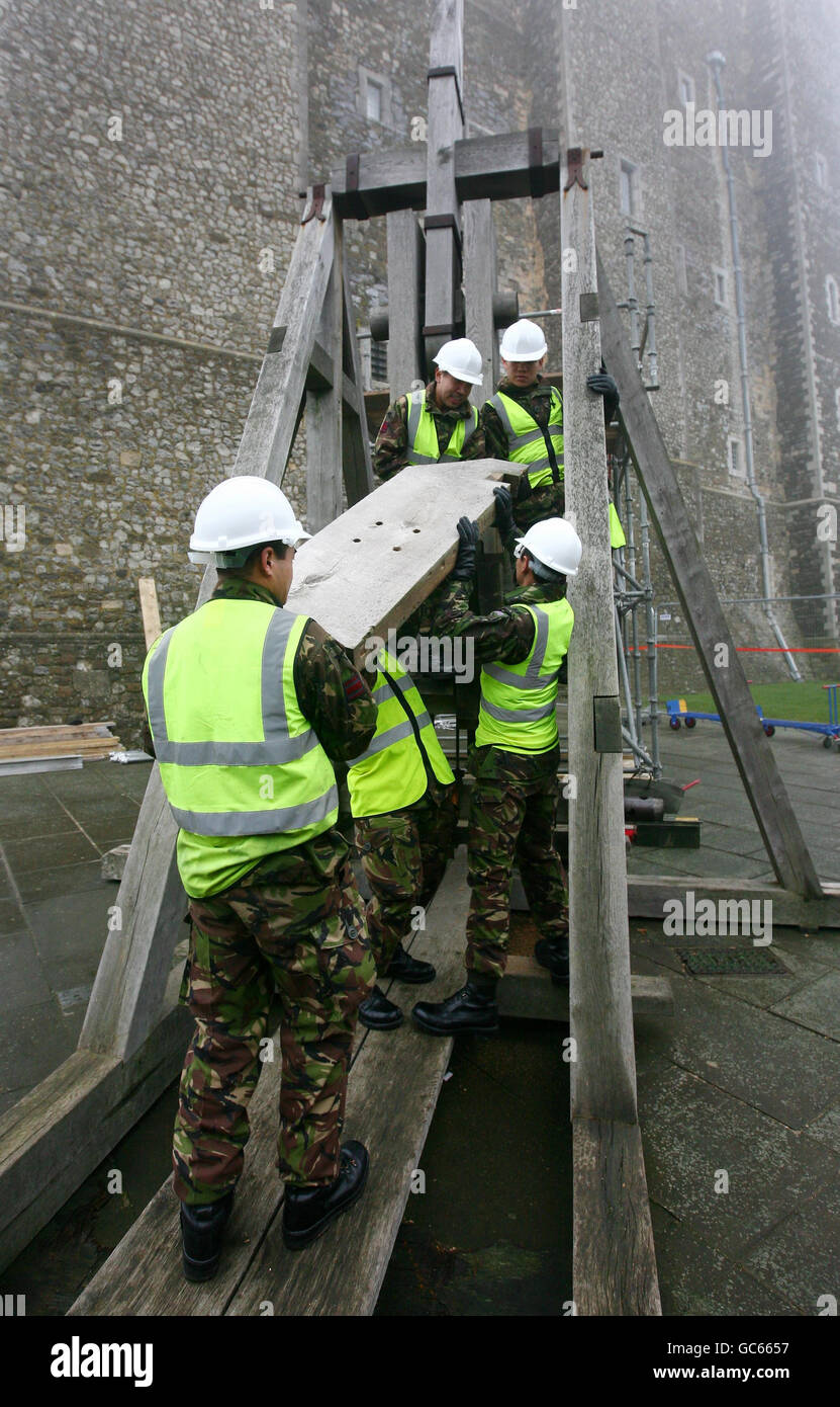 Membri di H Troop, 69 Gurkha Field Squadron al lavoro smantellando una replica di una catapulta medievale di nove metri di altezza al Castello di dover in Kent, prima di essere spostato pezzo per pezzo in una nuova posizione all'interno del castello. Foto Stock
