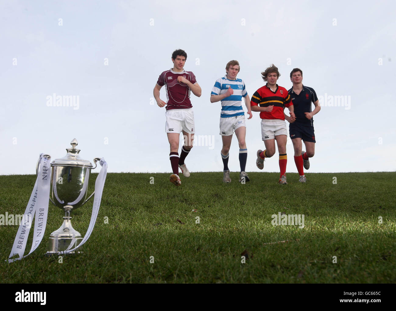 Mike Allingham (blu e bianco) dell'Accademia di Edimburgo, Chris Spence (rosso) di Stewarts Melville, Brendan McKurcher di Merchiston (blu scuro) e Ali Donaldson di George Watson (Maroon) durante la fotocellula delle scuole dei delfini Brewin a Carlton Hill, Edimburgo. Foto Stock