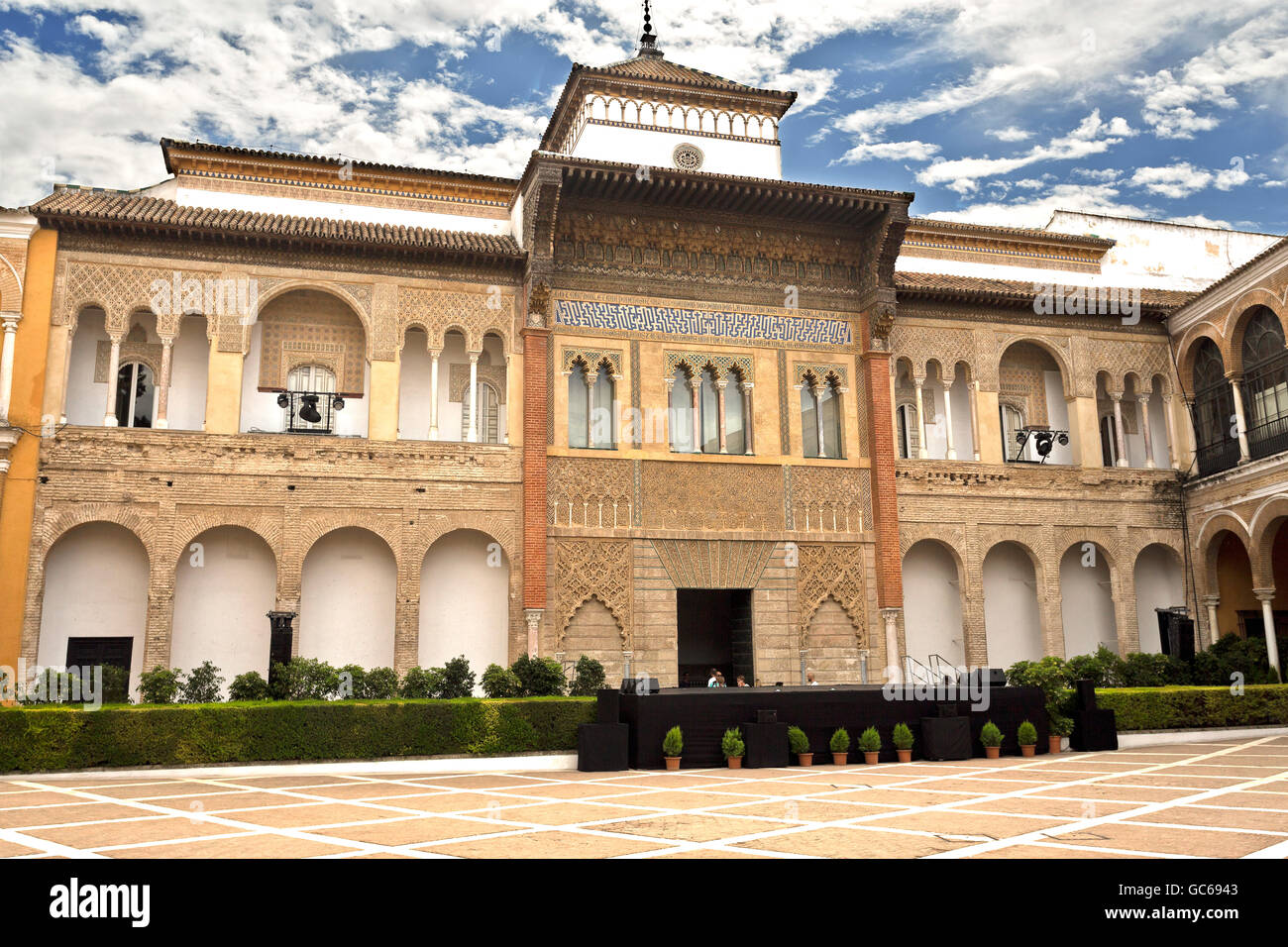 Vista del re Pietro di Castiglia Palace dal Patio de la Monteria, Alcazar di Siviglia, Spagna Foto Stock