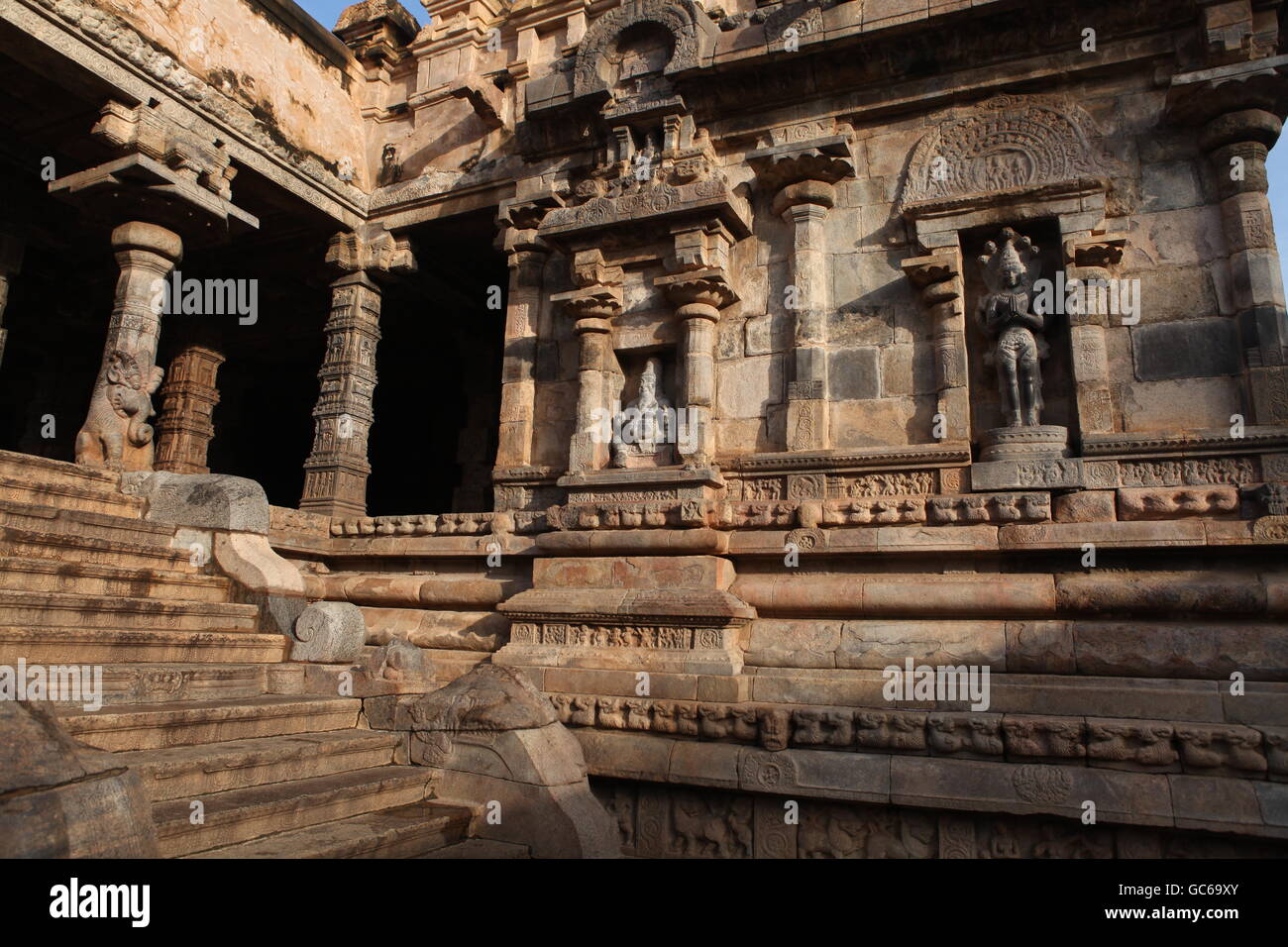 Colonne e sculture di airavatisvara tempio vicino kumbakonam Foto Stock