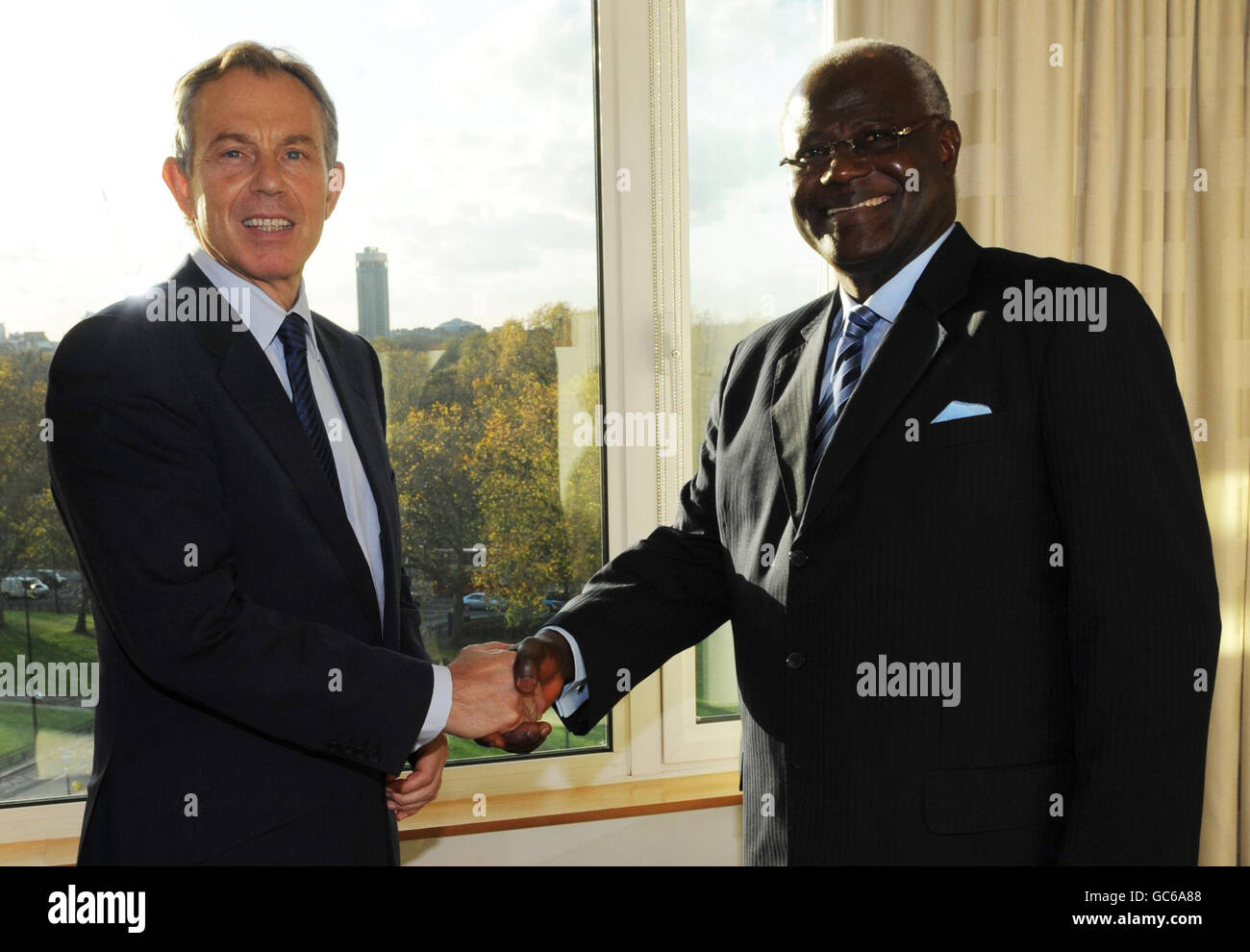 L'ex primo ministro Tony Blair incontra a Londra il presidente della Sierra Leone Ernest Bai Koroma, in vista del Forum per il commercio e gli investimenti della Sierra Leone. Foto Stock