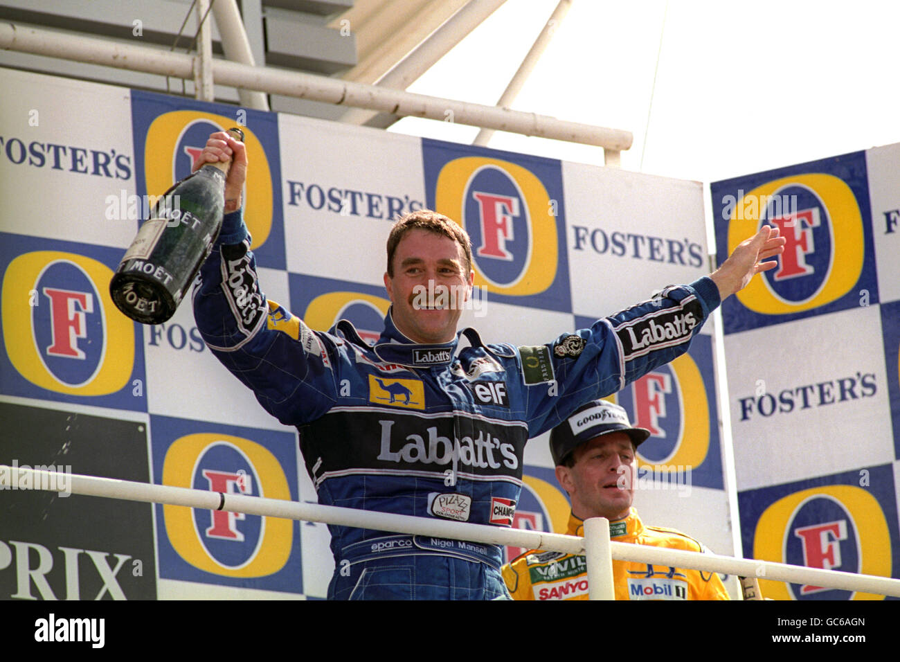 Formula uno Motor Racing - Gran Premio di Gran Bretagna 1992 - Silverstone. UN VITTORIOSO NIGEL MANSELL SUL ROSTRO DEL VINCITORE DOPO AVER PRESO IL PRIMO POSTO NEL GRAN PREMIO DI GRAN BRETAGNA A SILVERSTONE. Foto Stock