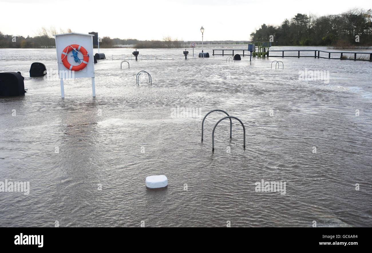 L'aumento delle acque alluvionali dal fiume Ouse a Naburn, York, come gli esperti avvertono che il downpour è impostato per continuare in Inghilterra settentrionale, Galles nord-occidentale e Scozia occidentale. Foto Stock