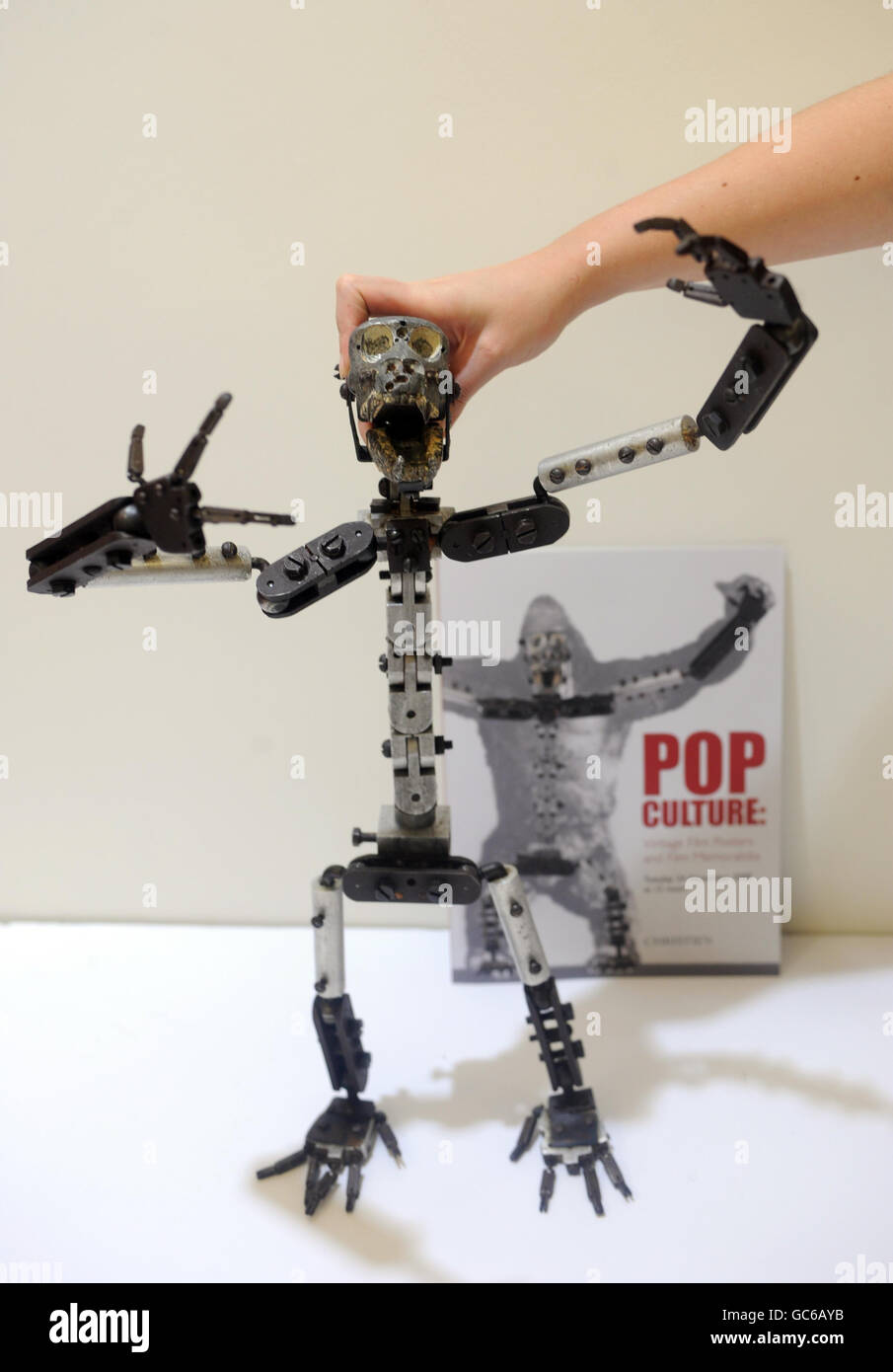 Un raro scheletro di armatura del 1933 progettato da Willis o'Brien del gorilla King Kong come usato nelle sequenze di costruzione dello Stato dell'Impero nel culmine del film. Il modello è disponibile per la visione pubblica dal 21 al 24 novembre e sarà messo all'asta martedì 24 novembre alle ore 12 presso la casa d'aste di Christie a South Kensington, Londra. Foto Stock